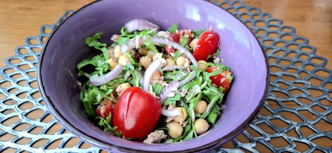 Rychlý a zdravý tuňákový salát jen ze 4 surovin – výživný oběd i večeře za 5 minut