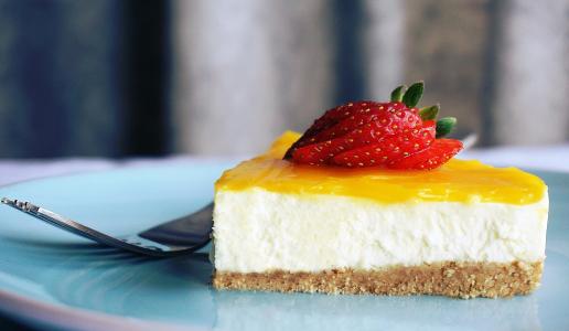 Mangový cheesecake s bílou náplní a zrcadlovou mangovou vrstvou 