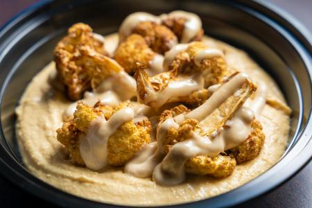 Pečený květák s tahini omáčkou – zdravý a chutný recept