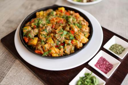 Vepřové s bramborem z jednoho hrnce – snadno, rychle a skoro bez námahy