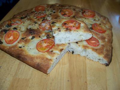 Pravá italská focaccia s cibulí a rajčaty