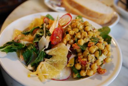 Svěží salát z cizrny