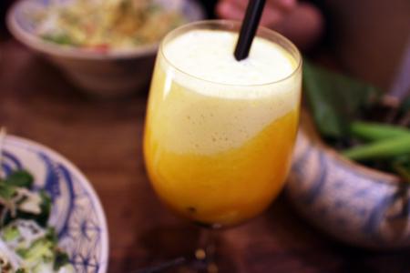 Indické lassi s mangem a kardamonem