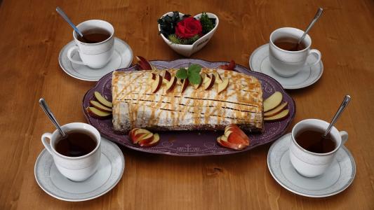 Šlehačková roláda s karamelizovanými jablky