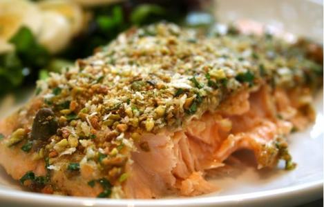 Zapečený losos se sýrem a mandlemi