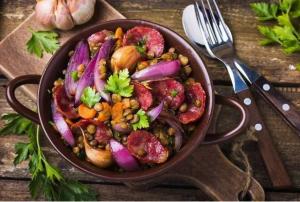 Dopřejte si jednoduchý čočkový salát s červenou cibulí