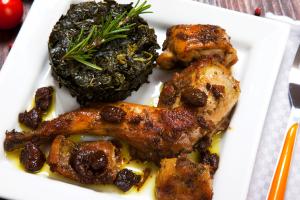 Pečený králík se sušenými švestkami