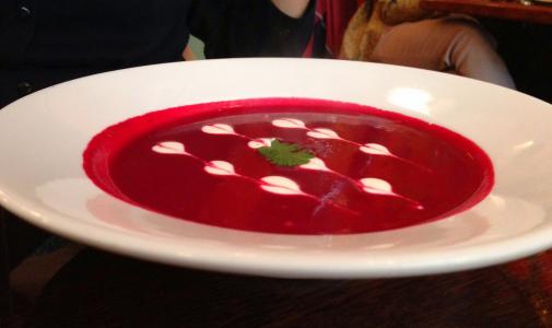 Delikátní recept na polévku z červené řepy podle Jamieho Olivera