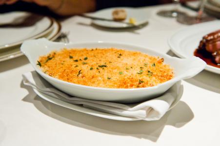 Gratinované brambory se smetanou a parmezánem