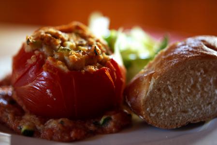 Zapečená plněná rajčata s kuřecím masem a quinoiou