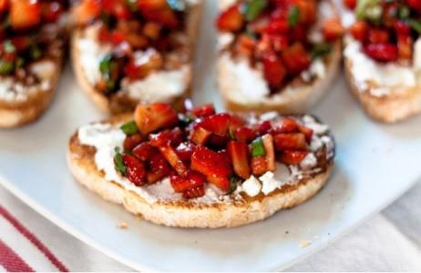 Bruschetta s jahodami a kozím sýrem