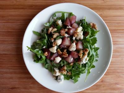 Salát s hruškou a modrým sýrem