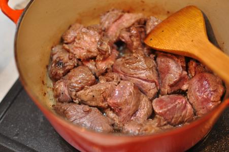 Telecí svíčková s jogurtem a bylinkami