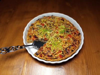 Francouzský koláč quiche se žampiony a pórkem