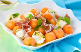 Melounový salát se šunkou a mozzarelou