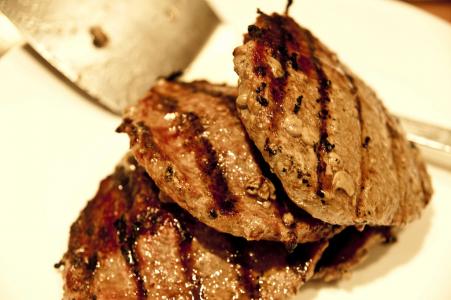 Hovězí karbanátky s mozzarellou, kapari a bazalkou