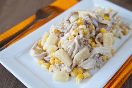 Salát s kuřecím masem a ananasem