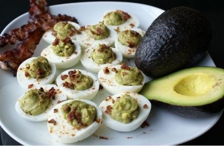 Plněná vejce slaninou a avokádem