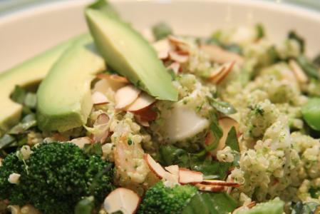 Quinoa s kapustou a avokádem