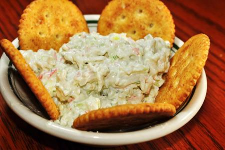 Chutný salát z krabích tyčinek a rýže