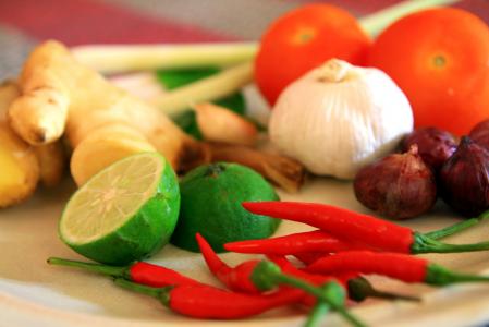 Kuřecí polévka Tom Yam