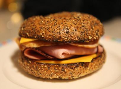 Bagel s parmskou šunkou a rukolou