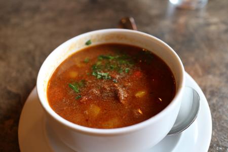 Bramborový guláš s fazolemi a paprikou