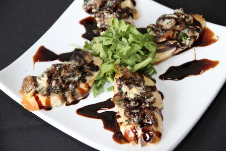 Bruschetta s houbovou směsí