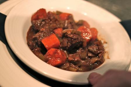 Dušená hovězí kližka na česneku