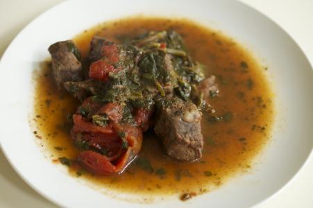 Hovězí maso na červeném víně, rajčatech a švestkách