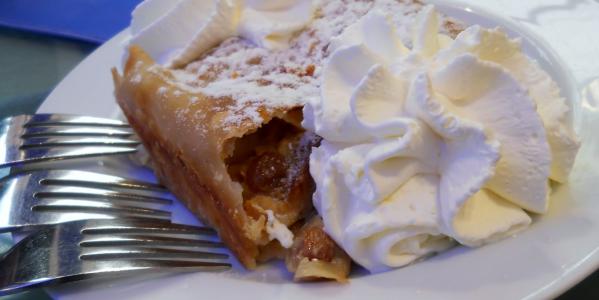 Jablečný štrůdl z listového těsta