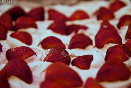 Jahodové řezy na plech