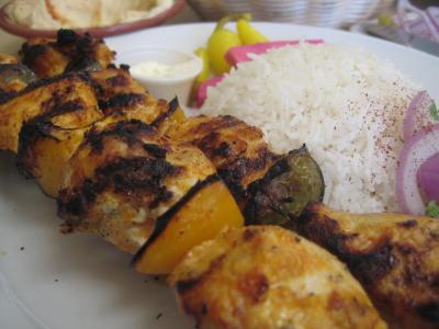 Kuřecí špíz s broskví na grilu