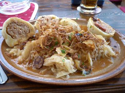 Maminčiny bramborové knedlíky s uzeným masem