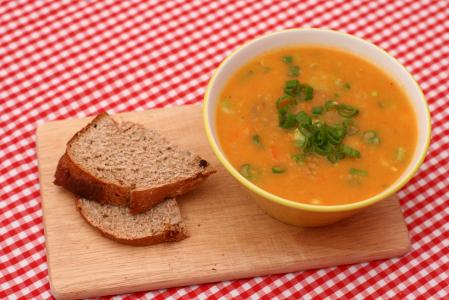 Mrkvová polévka s bylinkami