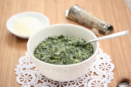 Dušený špenát s parmazánem a smetanou