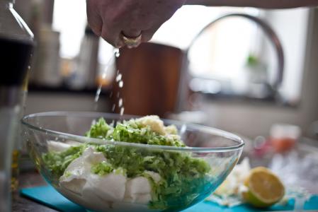 Okurkový salát s jogurtem a tvarohem