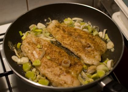 Pangaisus na česneku s klobáskou