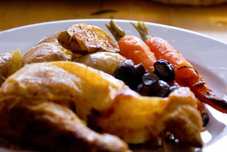 Pečené kuře na bramborách