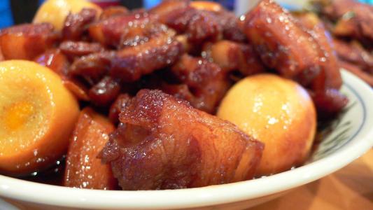 Pečený bůček na bramborách