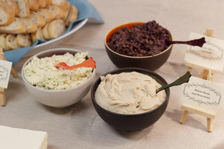 Pikantní brynzová pomazánka s klobásou a česnekem