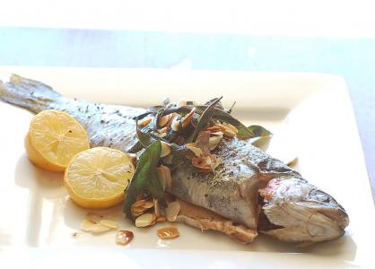 Pstruh na másle s rozmarýnem