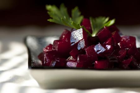 Salát ze syrové červené řepy