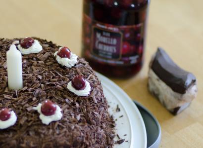 Lahodný schwarzwaldský dort s višněmi