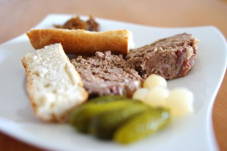 Slavnostní játrová paštika s brusinkami ve tvaru dortu