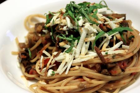 Špagety s brynzou a lilkem