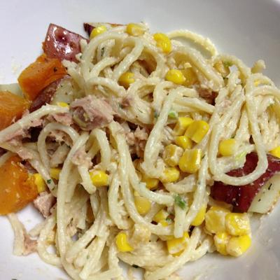 Těstovinový salát s kukuřicí a tuňákem