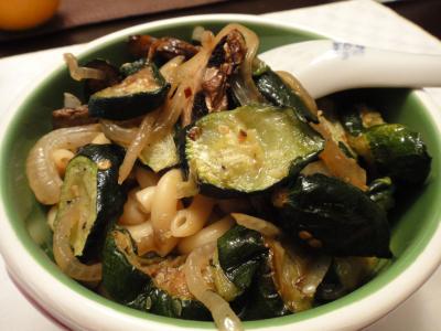 Těstoviny s cuketou a osmaženou cibulkou