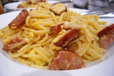 Těstoviny s klobásou a paprikou