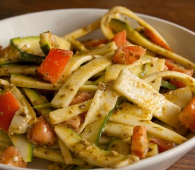 Těstoviny s pestem a cuketou